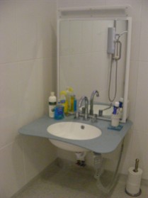Electrically adjustable sink unit